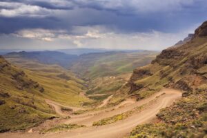 Route sinueuse le Sani Pass entre le Drakensberg et le lesotho - 4x4 obligatoire